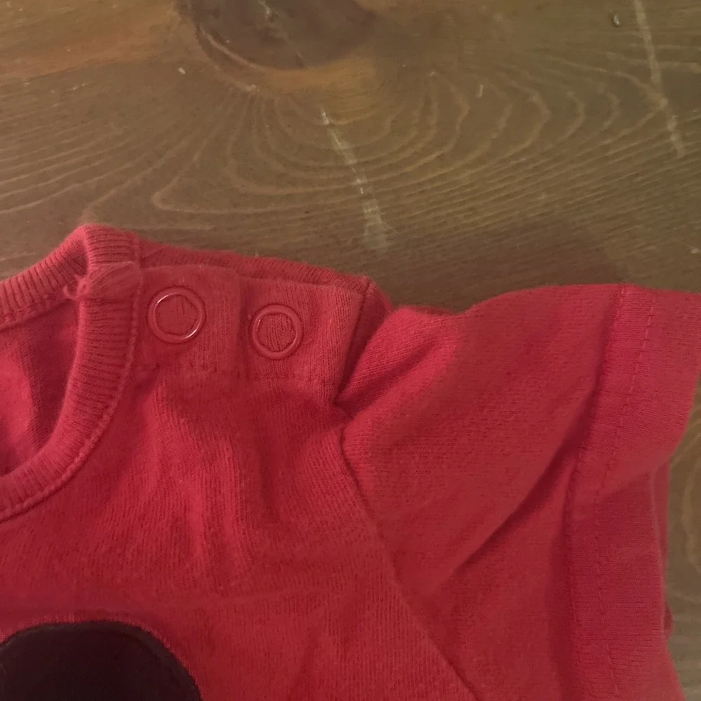 DISNEYLAND PARKS RED‎ MICKEY BODYSUIT LOVABLE SIZE 18 MO SNAPBOTTOM